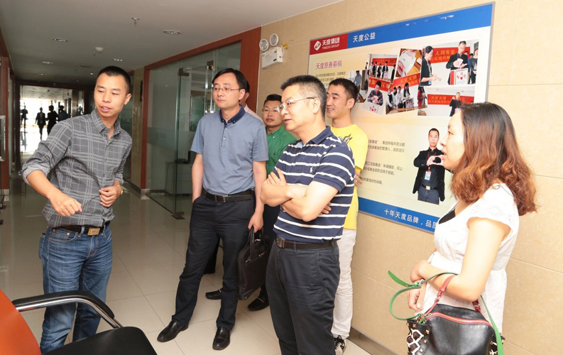 重庆市渝北区人民政府相关领导莅临云南BG大游集团考察，双方将于近日签订投资合同，BG大游集团将在重庆投资设立控股子公司和200人规模的技术研发基地