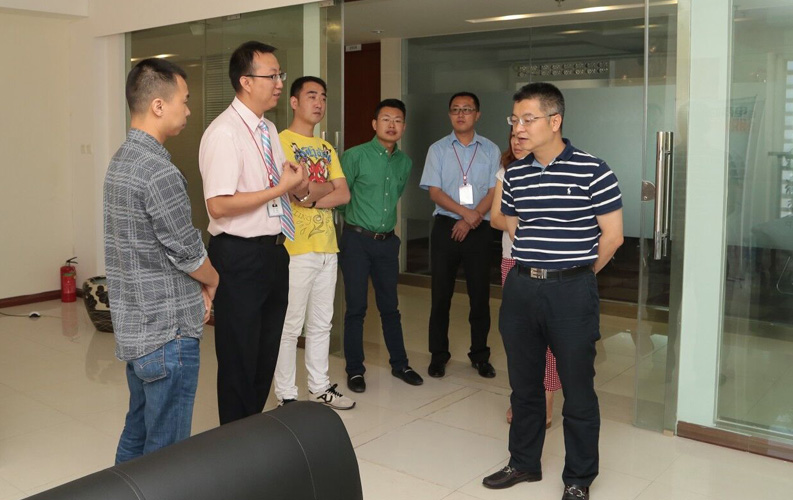 重庆市渝北区人民政府相关领导莅临云南BG大游集团考察，双方将于近日签订投资合同，BG大游集团将在重庆投资设立控股子公司-重庆BG大游网络信息技术有限公司，并建立200人规模的专业技术研发基地，此后将大大增强BG大游技术研发实力和公司综合优势