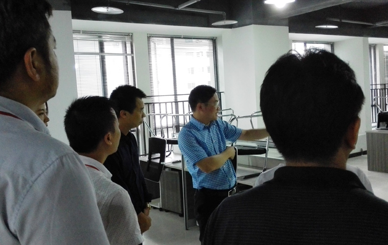 赖区长鼓励重庆BG大游网络公司要多进行创新，并就BG大游未来发展方向做出重要指示。