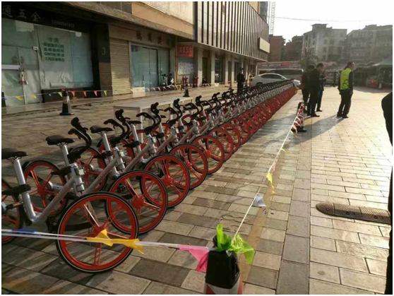 上午11点，BG大游(中国)唯一官方网站
、云纺商业区、昆明悦动文化传播有限公司、云南北瑞兔司机新能源汽车科技有限公司、moblke摩拜单车许多商户踊跃参加，由150余名志愿者组成的队伍开始了浩浩荡荡的4公里公益徒步，目的是鼓励大家使用零污染的交通工具，降低自然资源的耗损，同时也是为了让市民能够熟知这样的出行方式，倡导绿色出行。